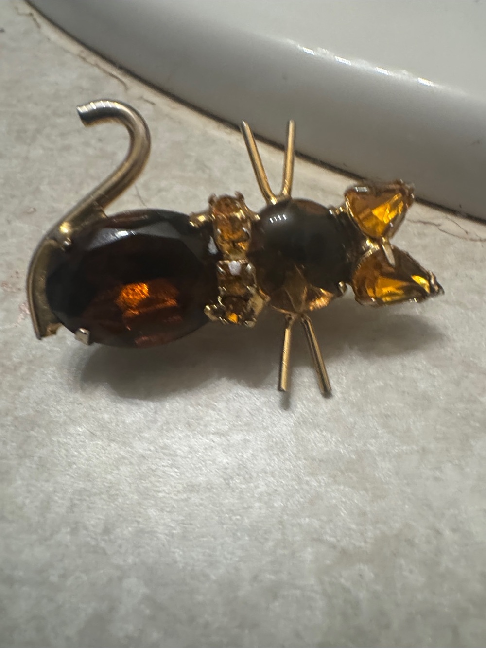 Amber Glass Cat Brooch in Gold Tone